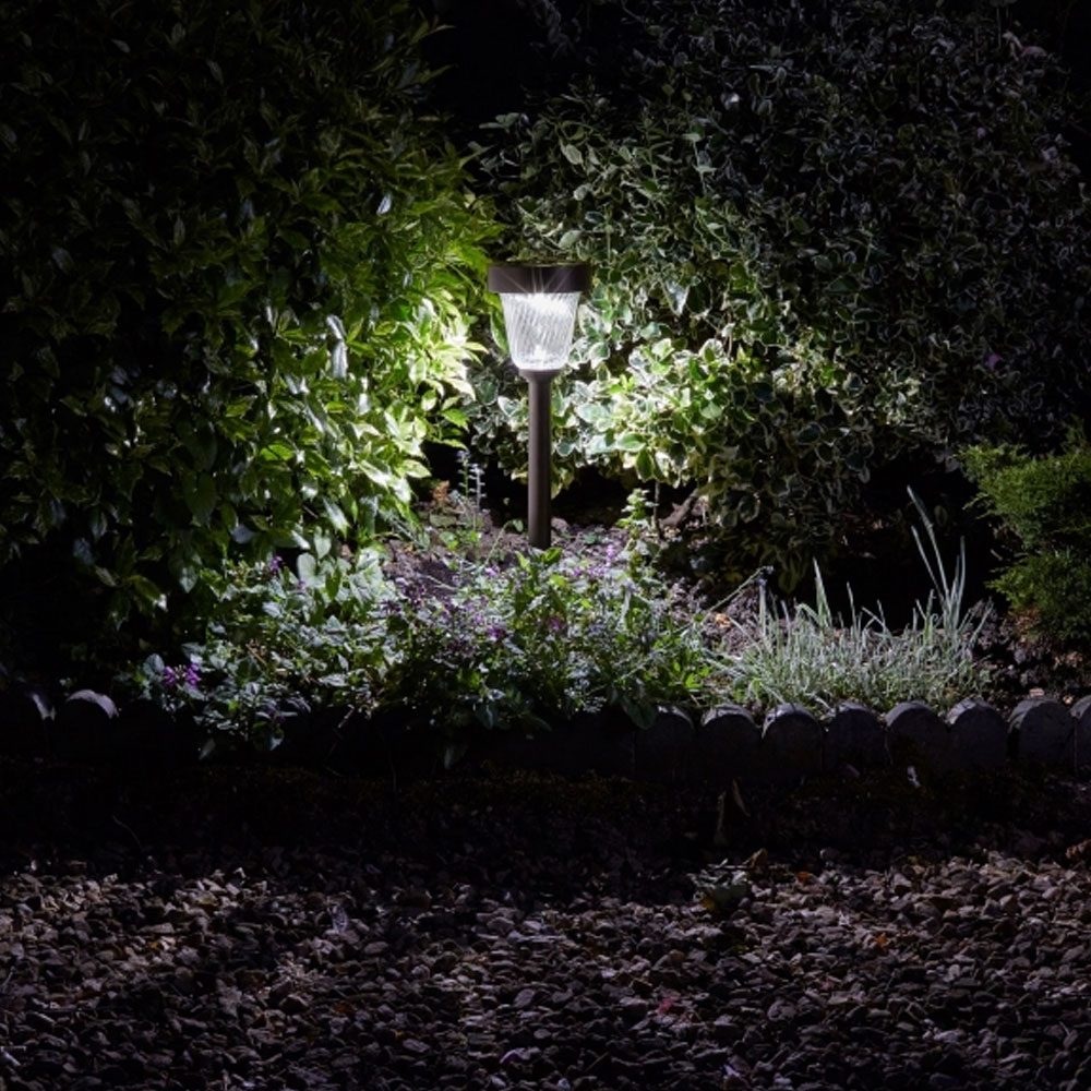 Capella Solar Stake Light in garden showing 50 lumens
