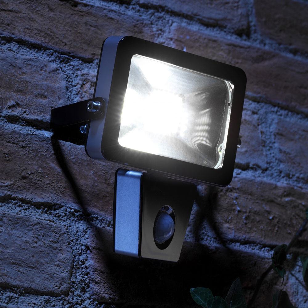 Outdoor Security Lights 10w mounted on wall turned on