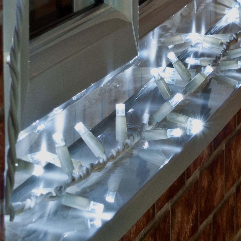 outdoor-fairy-lights-connectable on windowsill outside