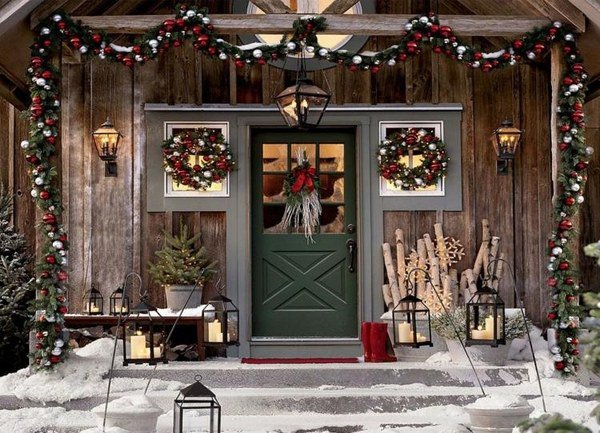 Christmas-decoration-ideas-outdoor-decoration-wreaths-garland-festive-lanterns